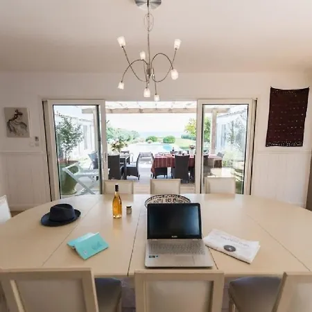 Une Des Rares Villas De L'ile De Re En Front De Mer サント・マリー・ド・レ