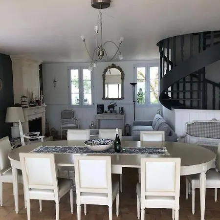 Une Des Rares Villas De L'ile De Re En Front De Mer サント・マリー・ド・レ