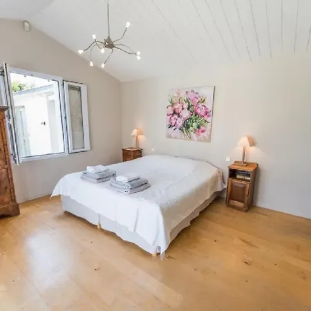 Une Des Rares Villas De L'ile De Re En Front De Mer *