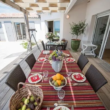 Une Des Rares Villas De L'ile De Re En Front De Mer