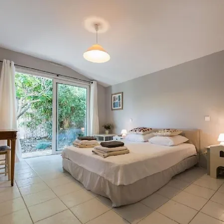 Une Des Rares Villas De L'ile De Re En Front De Mer