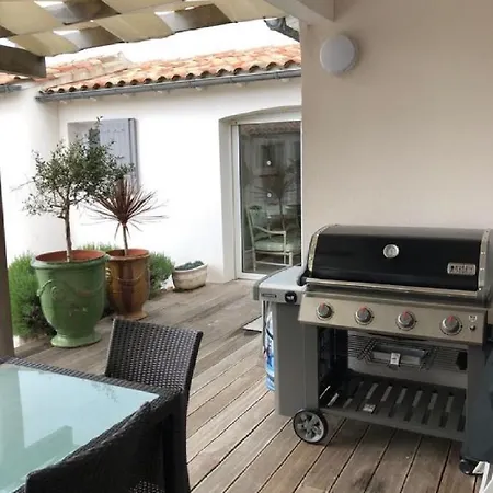 Une Des Rares Villas De L'ile De Re En Front De Mer