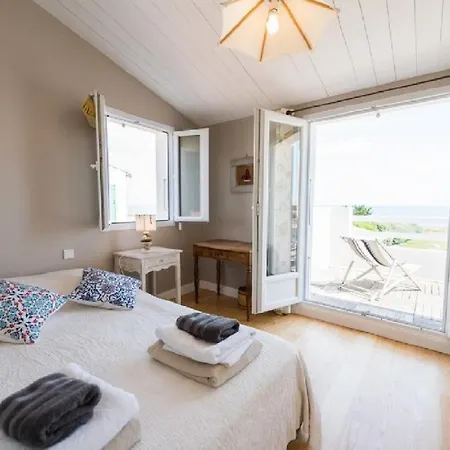 Une Des Rares Villas De L'ile De Re En Front De Mer